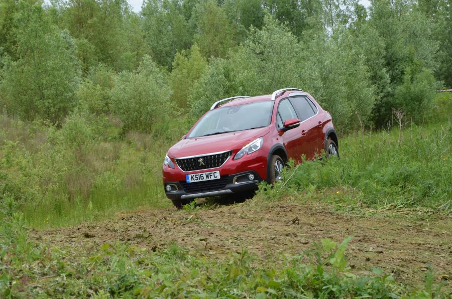  Peugeot 2008 2016 года  (UK) (фото 8 из 17)
